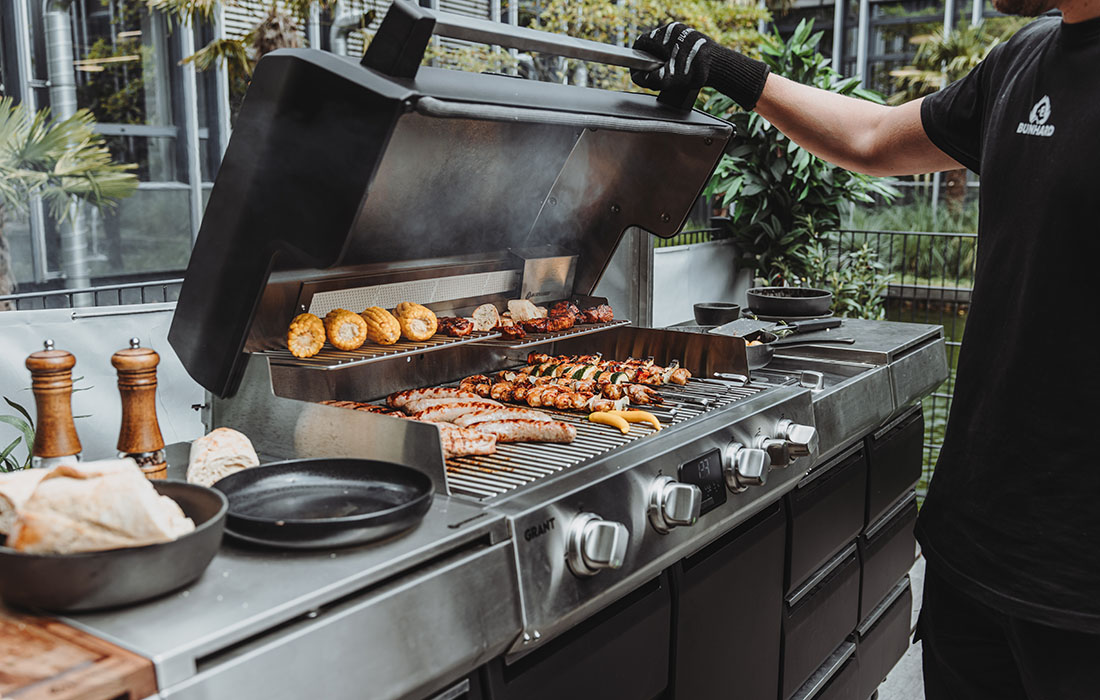 Slider_01_946187_BURNHARD_GRANT Outdoorküche_Mood_09